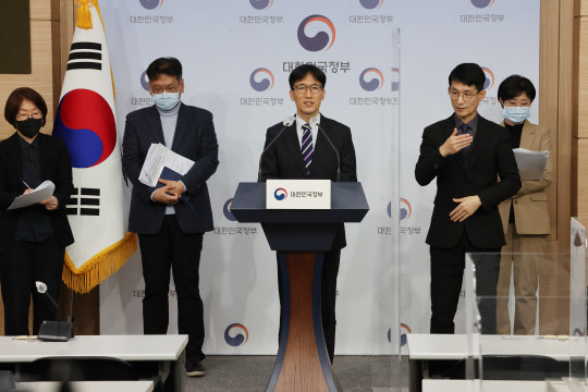전병목 국민연금 재정추계전문위원회 위원장이 27일 정부서울청사 별관 브리핑룸에서 제5차 국민연금 재정추계 시산결과를 발표 후 질문에 답하고 있다.  연합뉴스